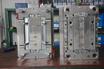 精密模具制造中為什么要用到隔熱板？