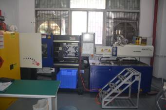 我們常說的臥式注塑機(jī)與立式注塑之間有什么區(qū)別呢？