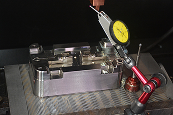 模具加工中能通過什么工藝來改變材料的性能？