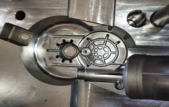 塑膠套啤模具開(kāi)裂原因和對(duì)策？